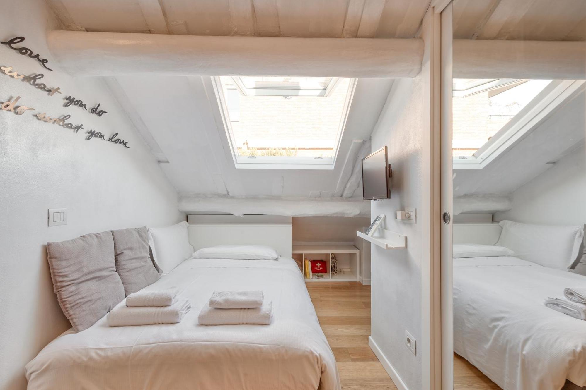 Bright Mini Studio In The Heart Of Милан Экстерьер фото